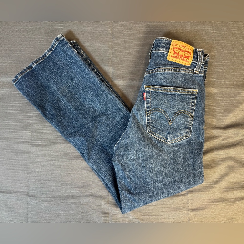 ✨ Levi’s High Waisted Cropped Flare Jeans ✨
Women’s Size 25 (W25 L27)